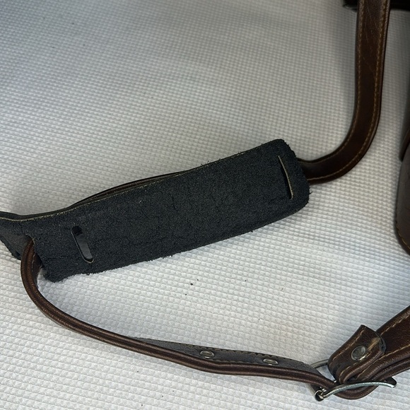 Vtg Camera Bag Hard Case Shoulder 
Brown Vinyl, Felt Lined, Adjustable Strap - Picture 10 of 10
